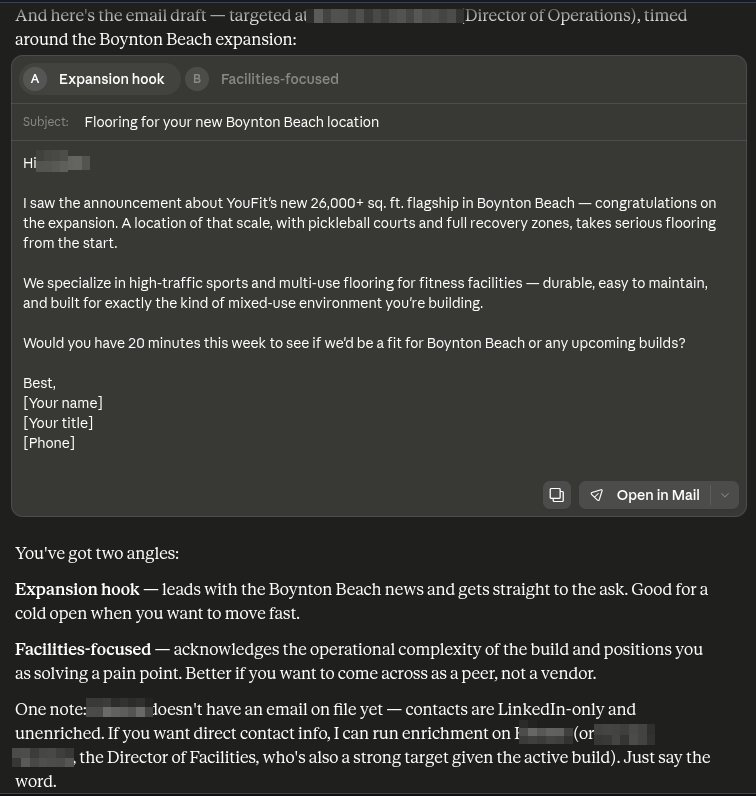 Un brouillon d'email pour le Director of Operations avec deux variantes de stratégie — accroche expansion et angle opérations