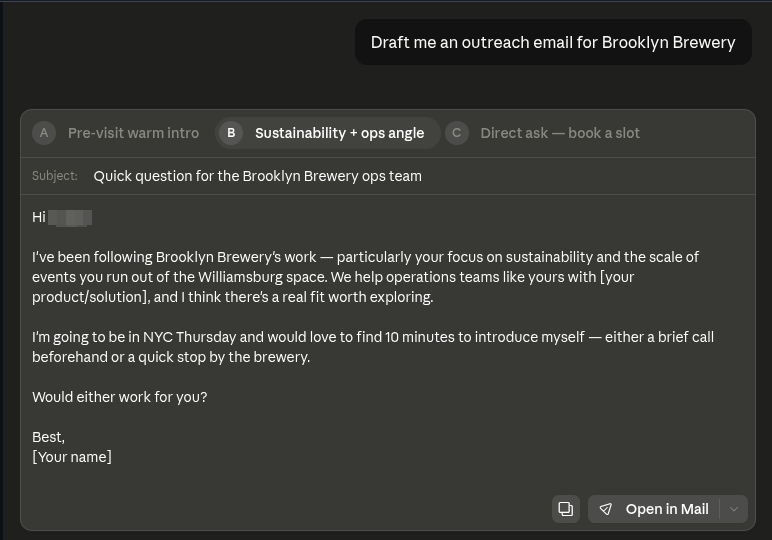 Claude rédige un email de prospection pour Brooklyn Brewery avec trois variantes de stratégie — intro chaleureuse, angle durabilité + opérations, et demande directe